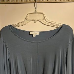 Cute top with tie. Fun sleeves